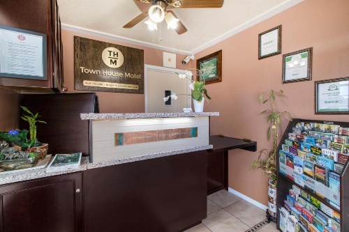 Eureka Town House Motel - Historic Old Town image 32